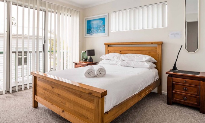 Wynnum Apartment | Relaxed Bayside Living Sleeps 4