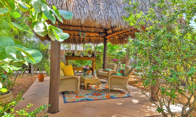 North Beach Apartment | Relaxed Beach living - 1 Bed/1 Bath with Private Garden, steps to Ocean