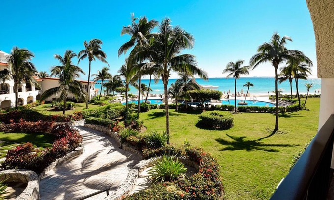 Playacar Fase I Condo | Relaxing 1BR for Couples at Xaman Ha 7110