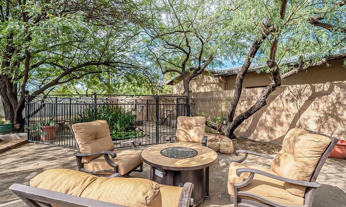 Blenman-Elm House | Relaxing 3BD/2BA Near UofA w/BBQ, Koi Pond, Zen Garden - Low Summer Rates! 🪷