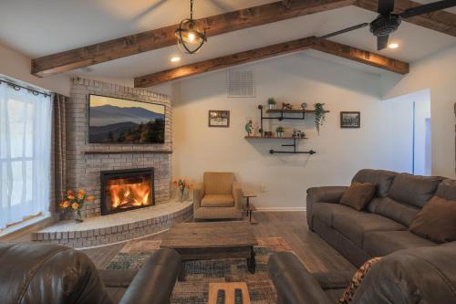 Gatlinburg Ski Chalet | Relaxing 3BR Cottage 1 mile to Main st attractions Views