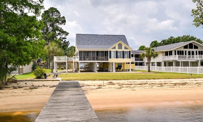 Chocowinity House | Relaxing 4 BR River Getaway w/Boat Dock!