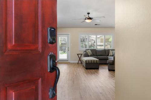 Greenacres House | Relaxing 4BR 2BA Sleeps 8 Family Friendly