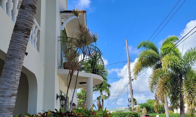Atlantic Shores Apartment | Relaxing, Amazing beach, pool, Cheap cars, quiet area, surfers paradise 2