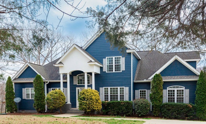 Wise House | Relaxing at the Charming Lakefront House
