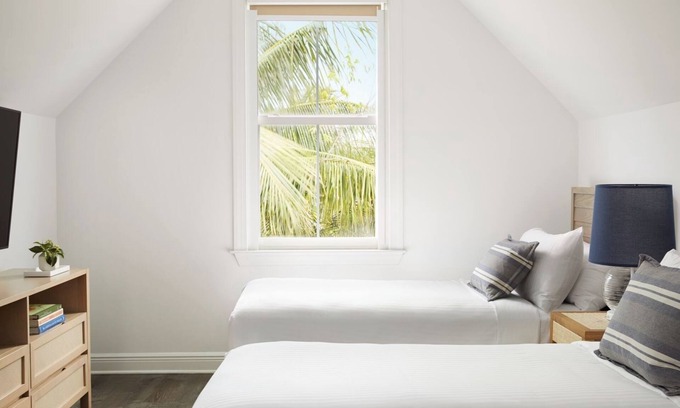 Key West Hotel | Relaxing Beach Getaway, 2BR Villa, with Onsite Pools, Onsite Parking, Shuttle!