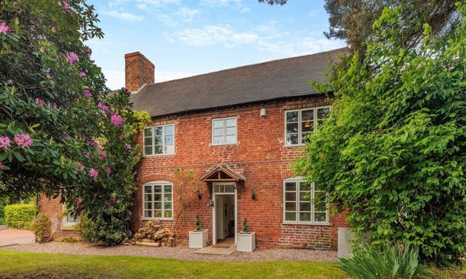 Shifnal Apartment | Relaxing countryside retreat with hot tub and views