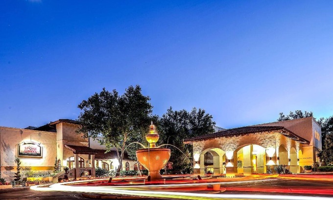 Sedona Resort | Relaxing Couple Stay Right in Downtown Sedona | Outdoor Pool and Free Parking