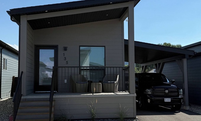 Central Okanagan House | Relaxing Fall Getaway 2BR Wine Country Retreat Near 7 Wineries, Lakes & UBCO