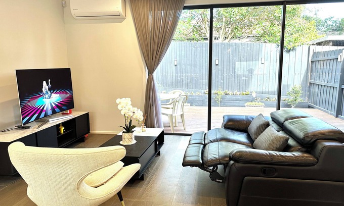 Mount Waverley House | Relaxing home at near Chadstone with unlimited wifi and NETFLIX