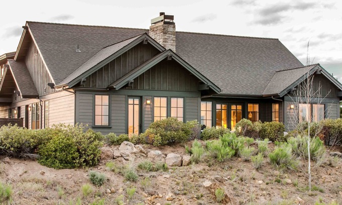 Bend House | RELAXING hot tub + firepit ~ 24-hr staff ~ Bend ~ BBQ ~ free concert shuttle ~🐶
