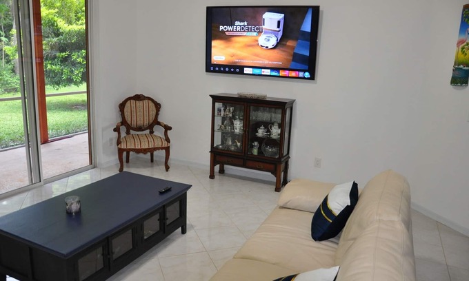 Crown Pointe House | Relaxing Modern 4BR Family Oasis in Napes- 10 Min to Beach & Downtown Fun