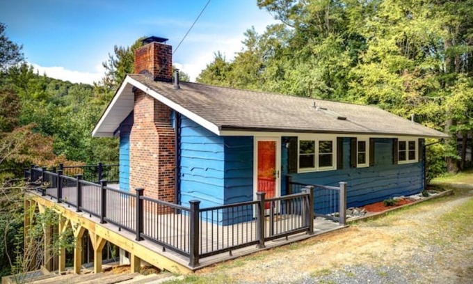 Bamboo Cottage | Relaxing Mountain Cabin for Families with Dogs