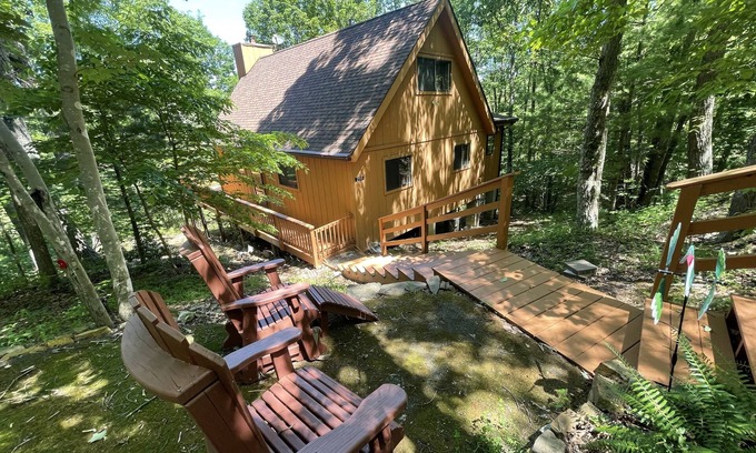 Basye Cabin | Relaxing Mountain Getaway with Hot Tub & Views! 6 minutes to Bryce Ski Resort