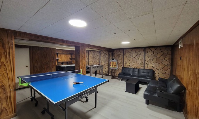 Niagara Falls House | Relaxing Niagara Falls Home with Hot tub