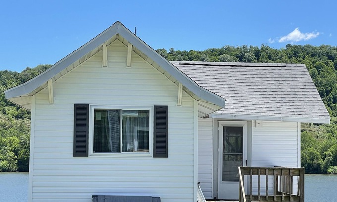 Tiltonsville House | Relaxing one bedroom cottage backs up to OH River