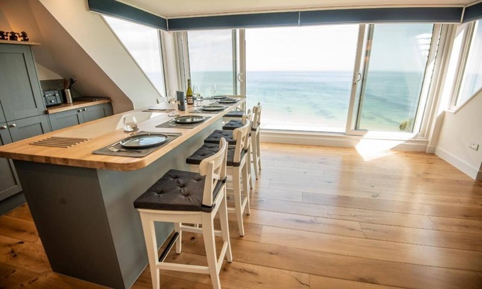 Swanage Apartment | Relaxing penthouse break overlooking the sea with a 150m to the sandy beach