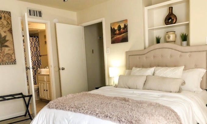 Woodforest Condo | Relaxing Queen Bed Suite/25 Minute Away From Downtown