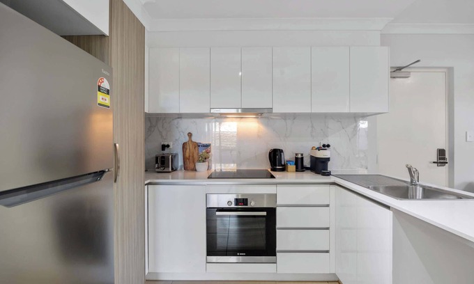 Rockingham Apartment | Relaxing Rockingham 2BR | Balcony & Parking