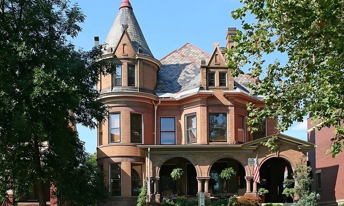 Downtown Columbus Resort | Relaxing Stay Downtown! Near Victorian Village, Pets are Welcome, w/Garden!