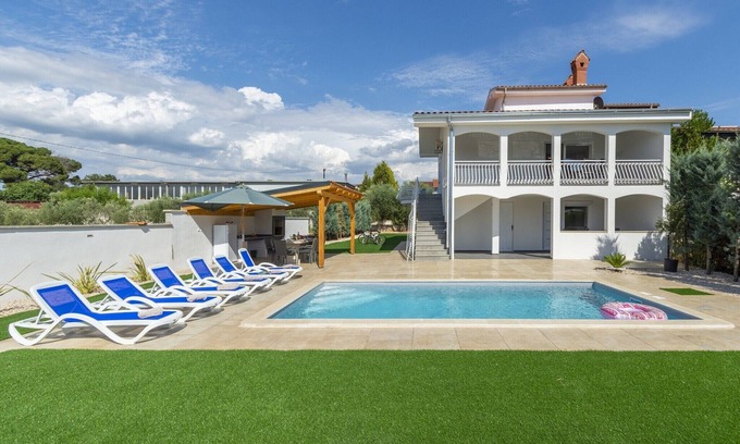 Rosini Villa | Relaxing Villa near Porec with Pool