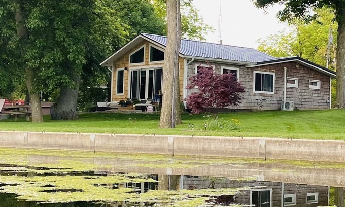 Russells Point Cottage | Relaxing waterfront cottage on Dunn's Pond off Indian Lake