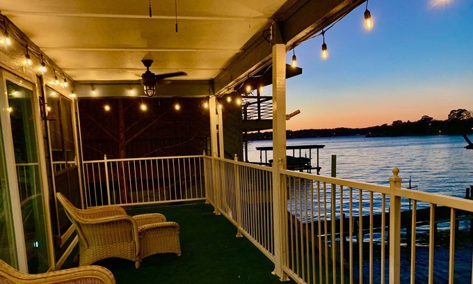 Livingston House | Relaxing waterfront lakehouse, Kayaks & Sunset