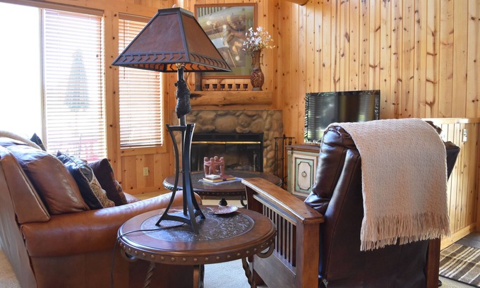 Redmond Ski Chalet | Remodeled cozy cabin on golf course with hot tub!