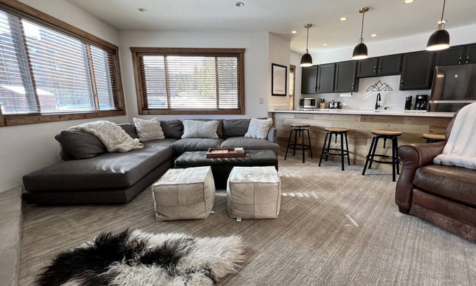 Historic District Condo | REMODELED Cozy Mountain Modern Ski-in 1 block to Heart of BreckenridgenHot Tubs
