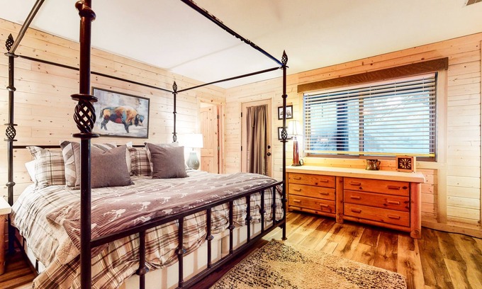 Mammoth Lakes Condo | Remodeled Mountain Cabin near the Golf Course. Hot Tub, Gas Grill, Wash/Dryer