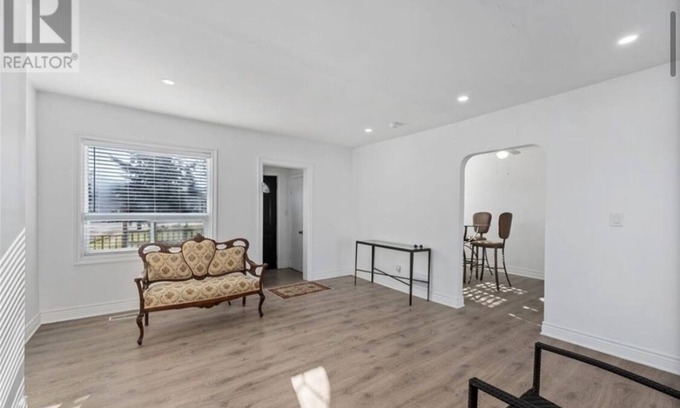 Lambeth House | Remodeled old house,super close to highway 401,shopping plaza
