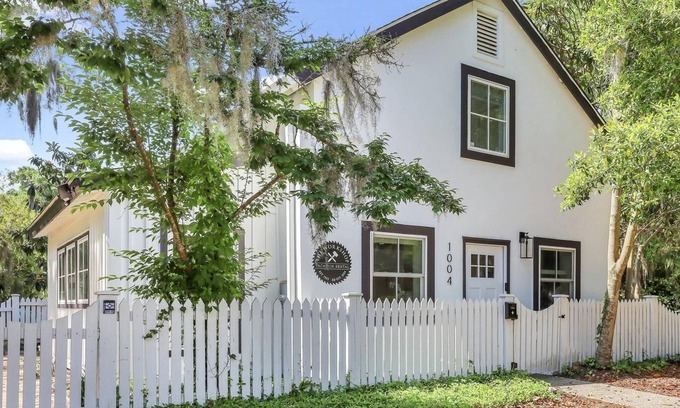 Historic District Cottage | Remodeled unique vacation rental in the heart of Historic Beaufort