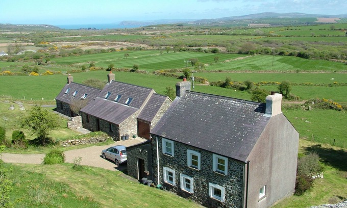 Goodwick House | Remote Peaceful Cottage. Great for families. Panoramic Views & Skies. Fresh Air.