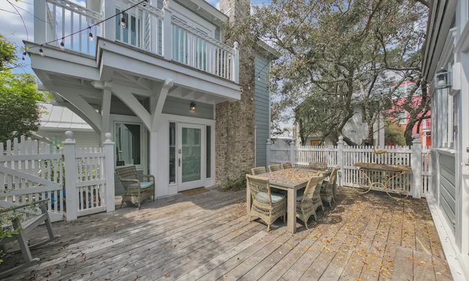 Seaside Cabin | Rendezvous Carriage-Gorgeous Carriage Home with 1 bed/1bath