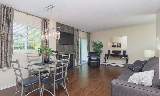 Fernwood House | Renovated 2 Bedroom Townhouse in Fernwood - Just 1km to Downtown