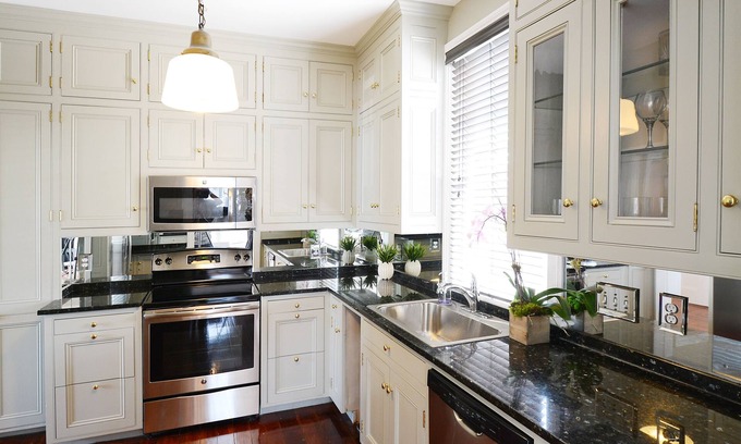 Cannonborough Elliotborough House | Renovated 7-Bedroom Mansion Off of King Street