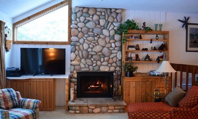 Harbor Springs Condo | Renovated and Updated 4 bedroom/3 bath end unit in Beautiful Harbor Cove