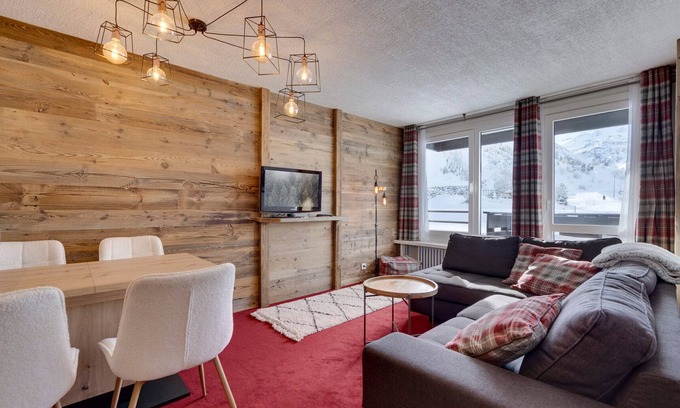 Le Lavachet Apartment | Renovated apartment for 4 with balcony, ski-in/out, pets allowed, WIFI