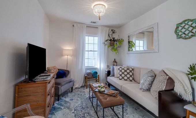 Beach Institute Apartment | Renovated Apartment Near Forsyth Park, Courtyard, Heated Pool Access