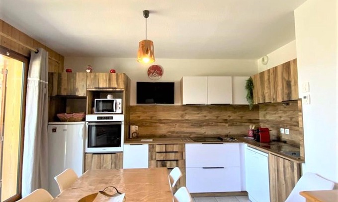 La Joue du Loup Ski Chalet | Renovated chalet 7 pers with terrace, ski room and free parking