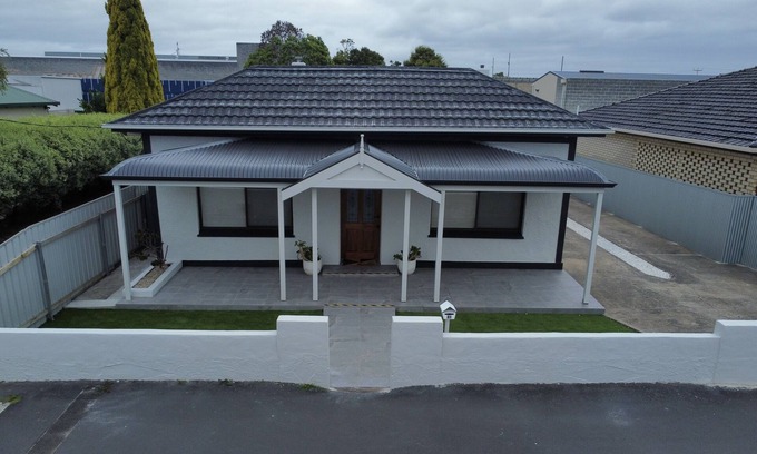 Mount Gambier House | Renovated character cottage just walking distance to all amenities