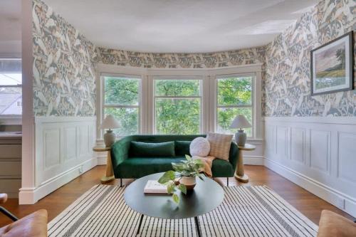 Belmont Apartment | Renovated Craftsman - Fast Wifi - WalkScore 95