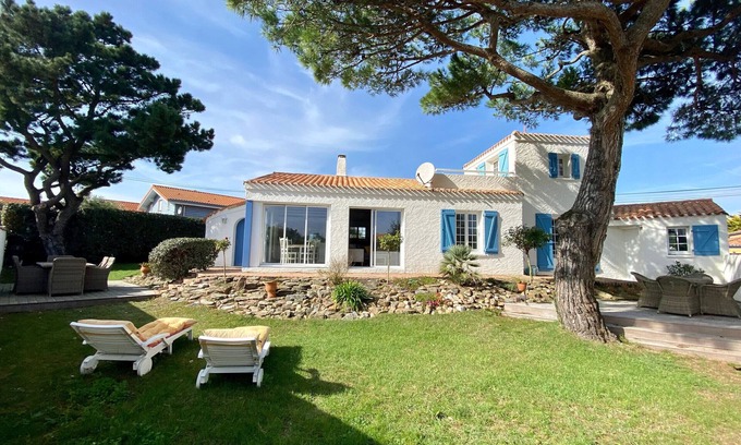 Les Moutiers-en-Retz Cottage | Renovated house with terrace and enclosed garden 30m from the sea, parking, wifi