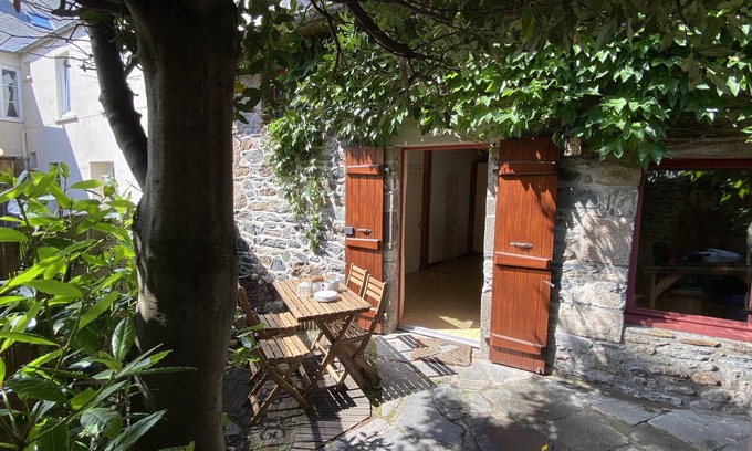 La Marne House | Renovated house with outside courtyard 10 min walk from the sea - free parking