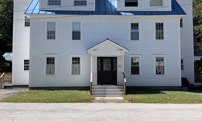 Ludlow House | Renovated & immaculate. 1 block to town, 2 floors. Great monthly rates!