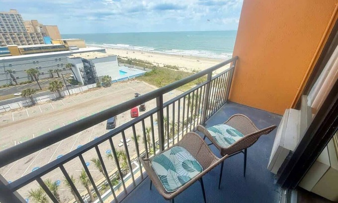 Myrtle Beach Hotel | Renovated Oceanview King Unit – 8th Floor Landmark