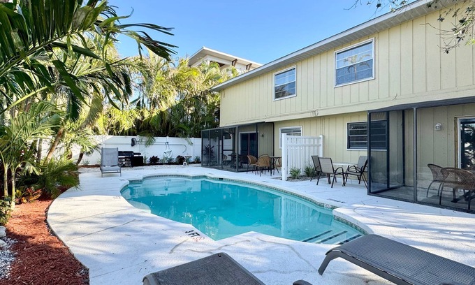 Siesta Key Condo | Renovated Siesta Key Vacation Rental W/Heated Pool Walking Distance to Beach