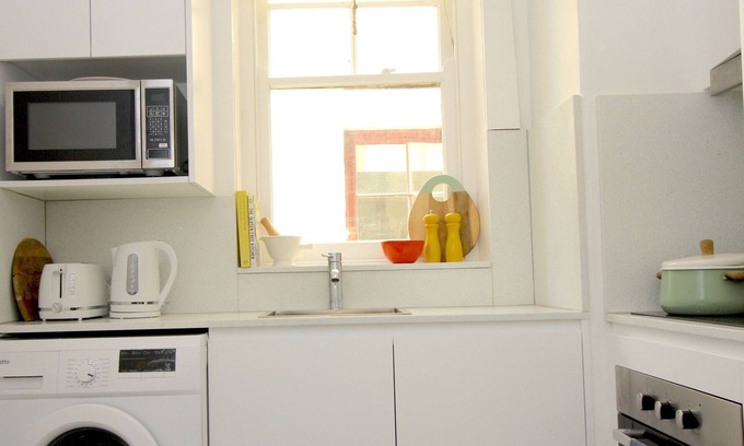 Kings Cross Apartment | Renovated Spacious Studio In Urban Oasis w PARKING OPTION