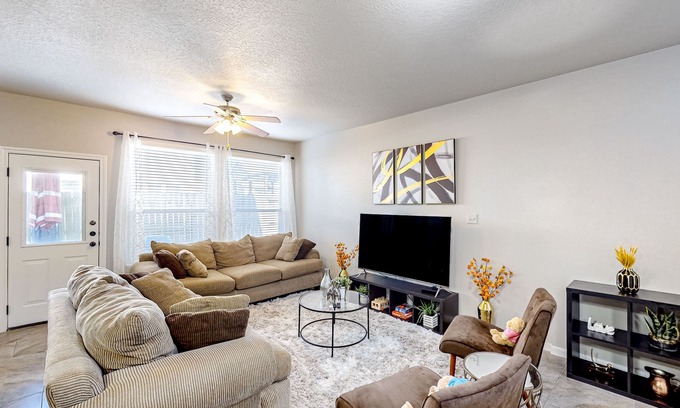 Conroe House | Renovated townhome with private yard, central AC, & private W/D