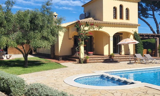 Calonge Villa | Renovated Villa, PRIVATE LARGE LEVEL GARDEN & POOL, WIFI, TV, AIRCON IN BEDROOM
